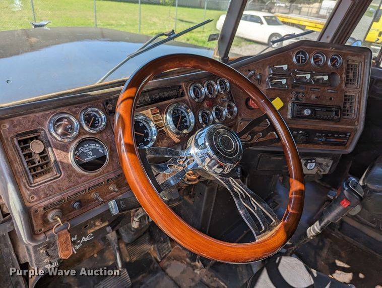 image for item DR6943 2001 Freightliner FLD 120  dump truck