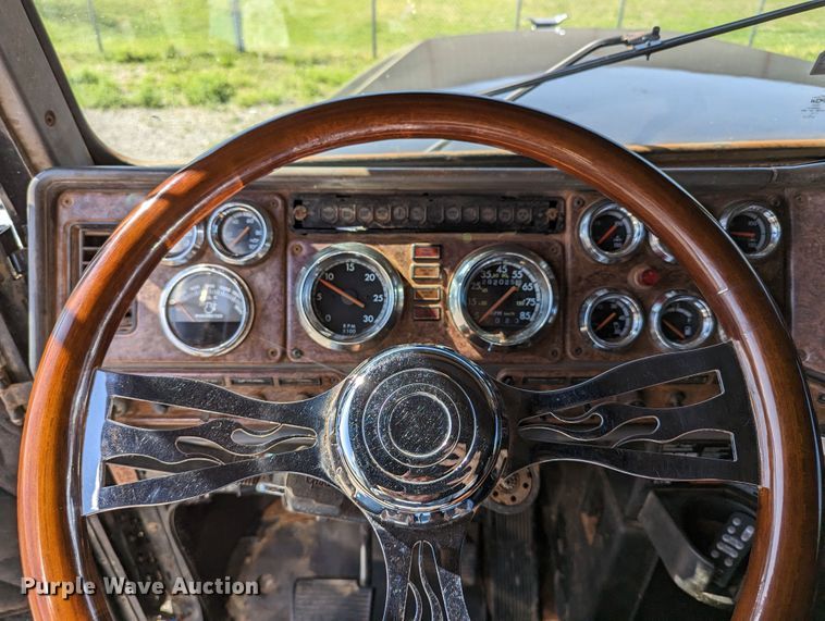 image for item DR6943 2001 Freightliner FLD 120  dump truck