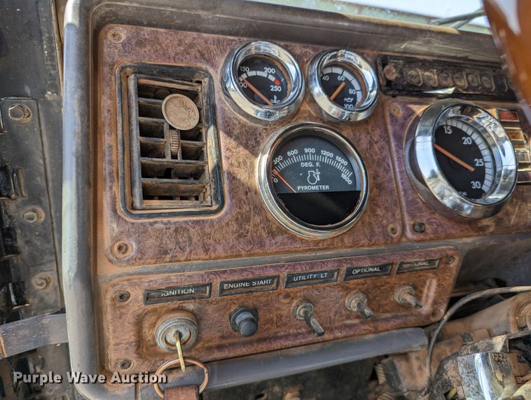 image for item DR6943 2001 Freightliner FLD 120  dump truck