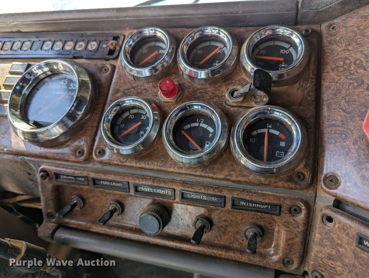 image for item DR6943 2001 Freightliner FLD 120  dump truck