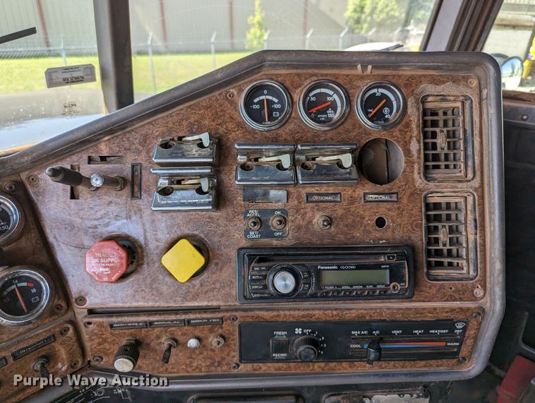 image for item DR6943 2001 Freightliner FLD 120  dump truck