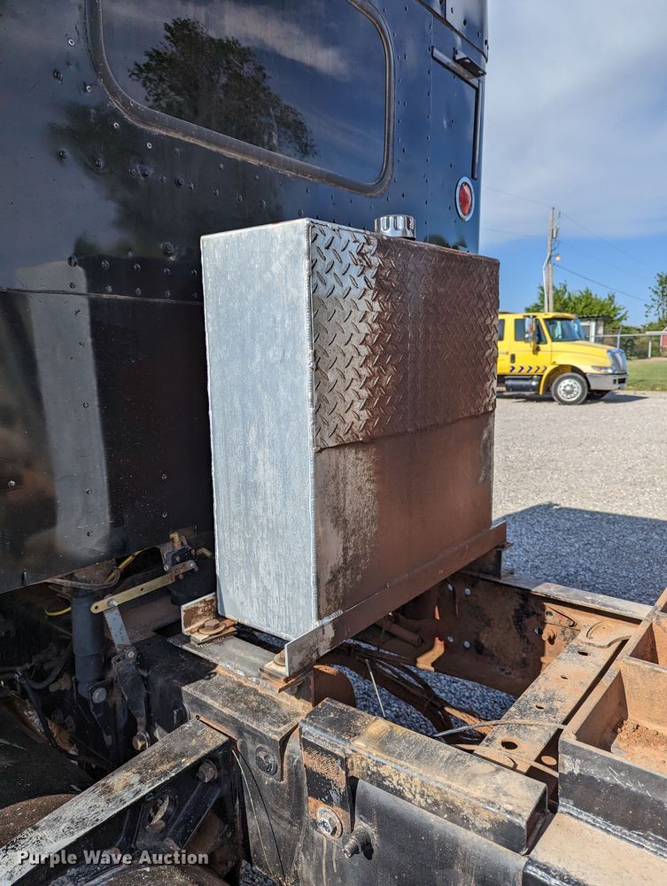 image for item DR6943 2001 Freightliner FLD 120  dump truck