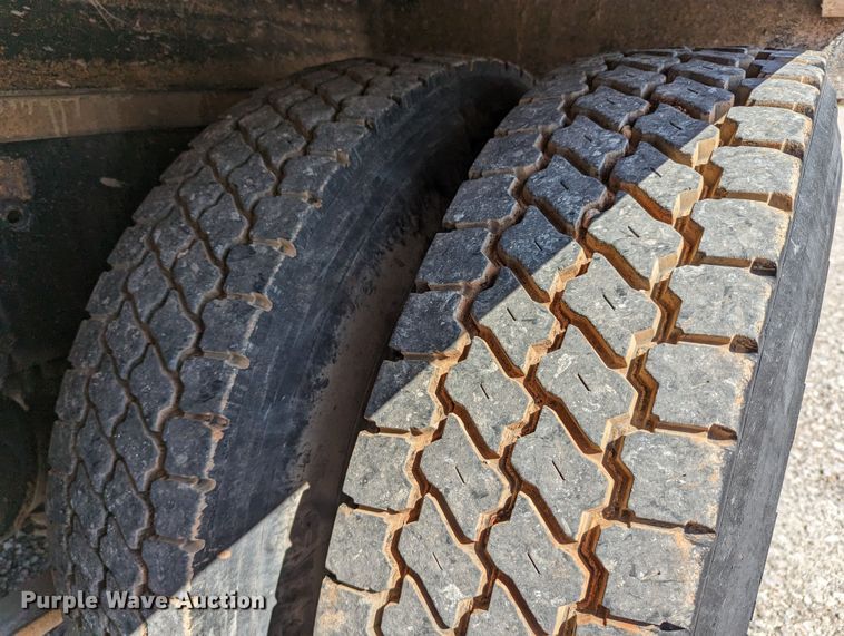 image for item DR6943 2001 Freightliner FLD 120  dump truck