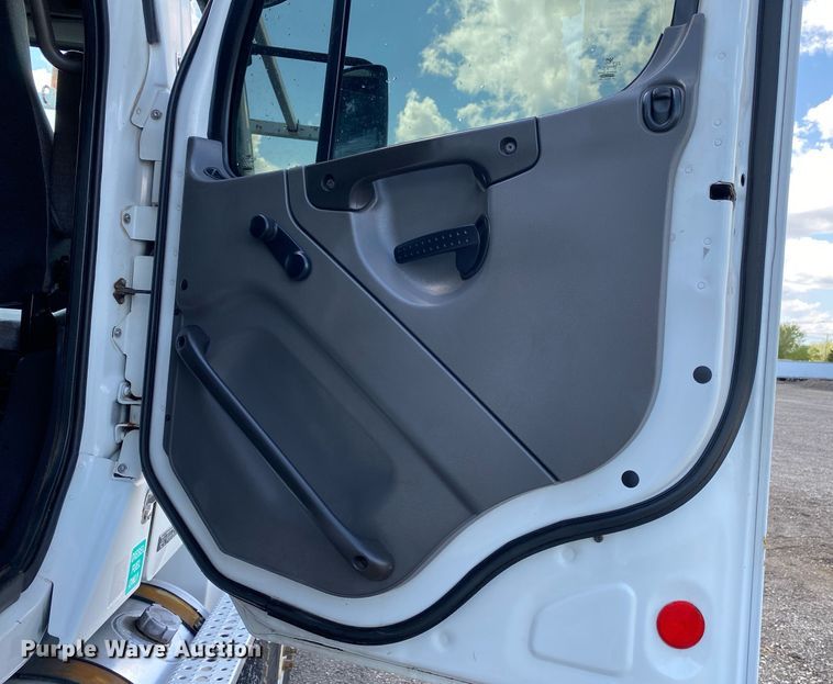 image for item KB9463 2007 Freightliner Business Class M2  Crew Cab crane truck