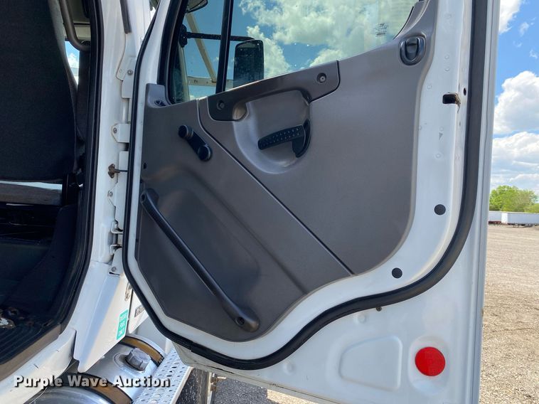 image for item KB9463 2007 Freightliner Business Class M2  Crew Cab crane truck