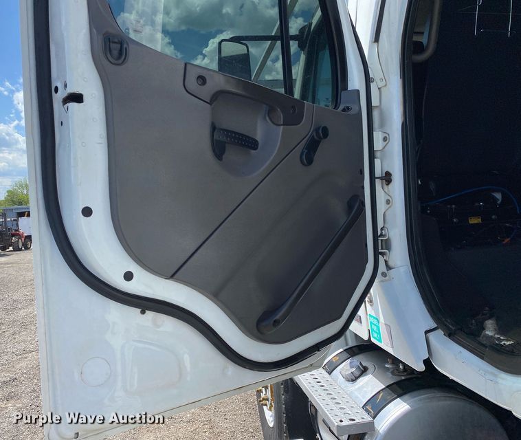 image for item KB9463 2007 Freightliner Business Class M2  Crew Cab crane truck