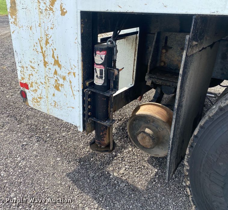 image for item KB9472 2009 International 7500  utility / service truck