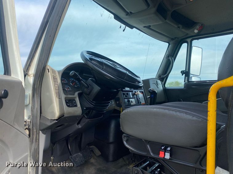 image for item KB9472 2009 International 7500  utility / service truck