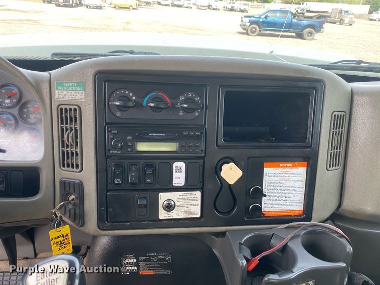 image for item KB9472 2009 International 7500  utility / service truck