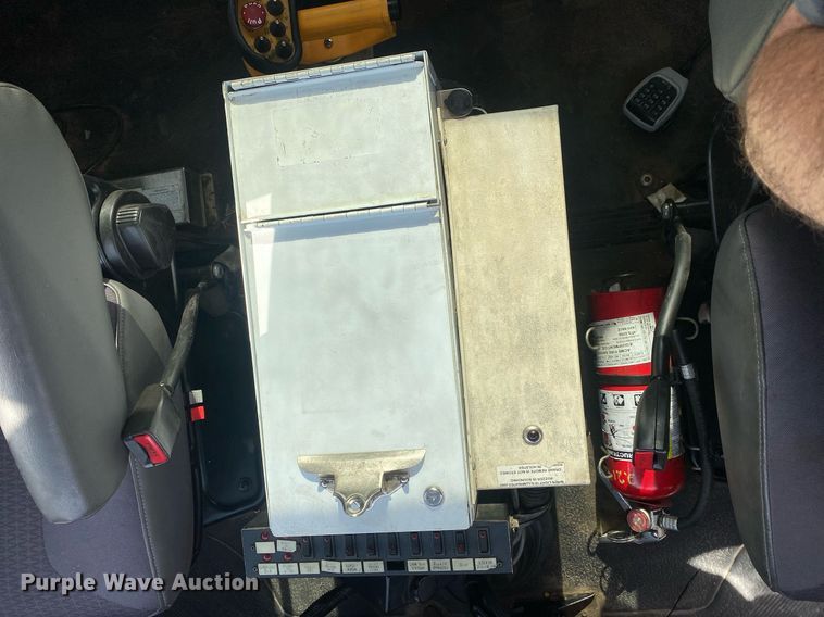 image for item KB9472 2009 International 7500  utility / service truck