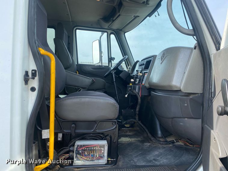 image for item KB9472 2009 International 7500  utility / service truck