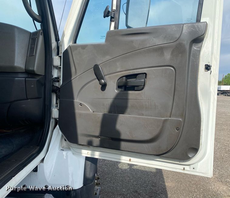 image for item KB9472 2009 International 7500  utility / service truck