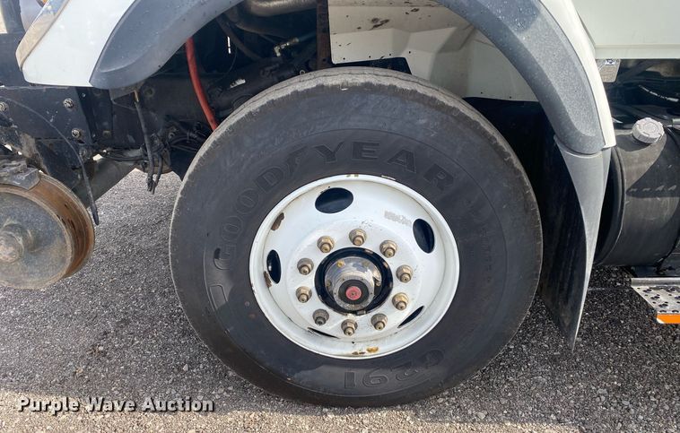 image for item KB9472 2009 International 7500  utility / service truck