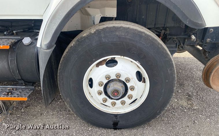 image for item KB9472 2009 International 7500  utility / service truck