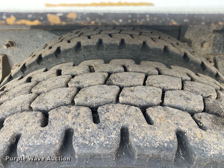 image for item KB9472 2009 International 7500  utility / service truck