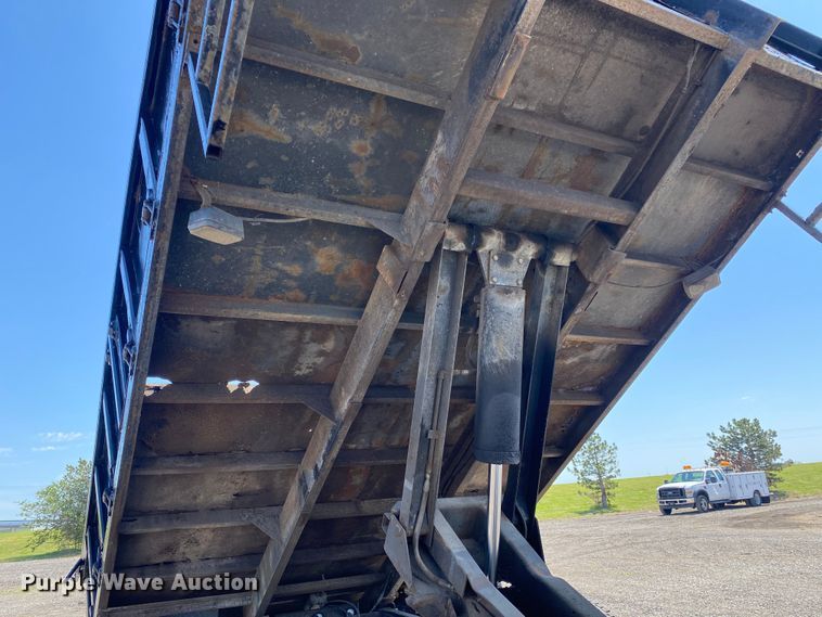 image for item KB9477 2001 International 4900  dump flatbed truck