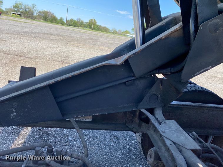 image for item KB9477 2001 International 4900  dump flatbed truck