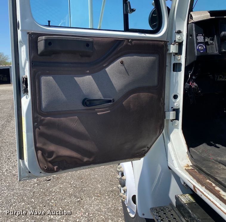 image for item KB9477 2001 International 4900  dump flatbed truck