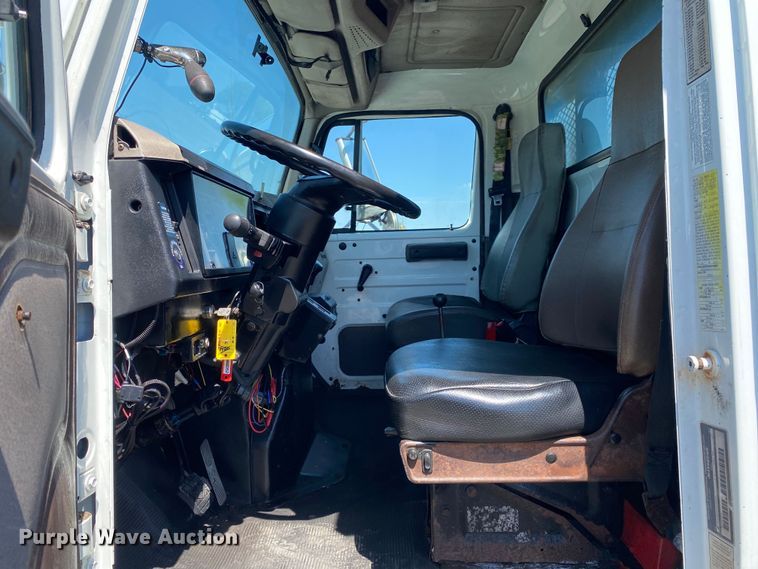 image for item KB9477 2001 International 4900  dump flatbed truck