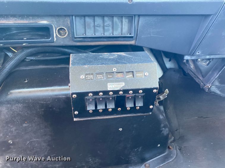 image for item KB9477 2001 International 4900  dump flatbed truck