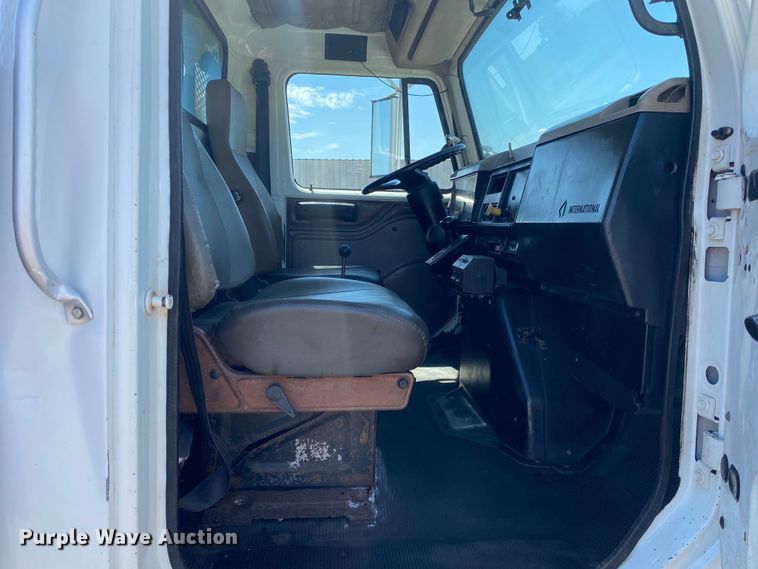 image for item KB9477 2001 International 4900  dump flatbed truck