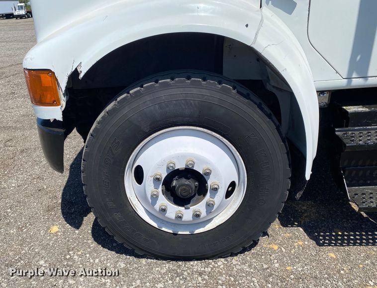 image for item KB9477 2001 International 4900  dump flatbed truck