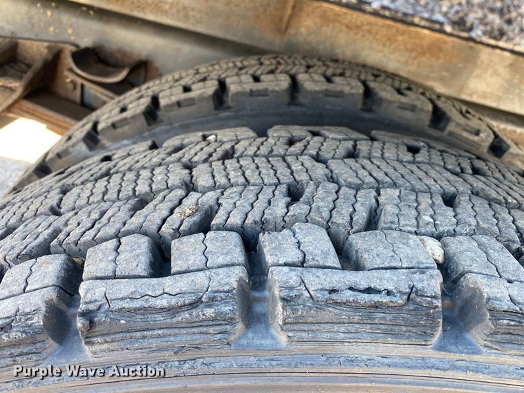 image for item KB9477 2001 International 4900  dump flatbed truck