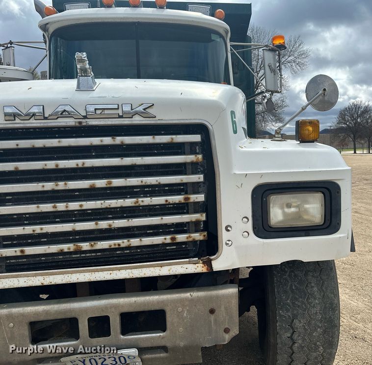 image for item KU9932 1996 Mack RD688S  dump truck