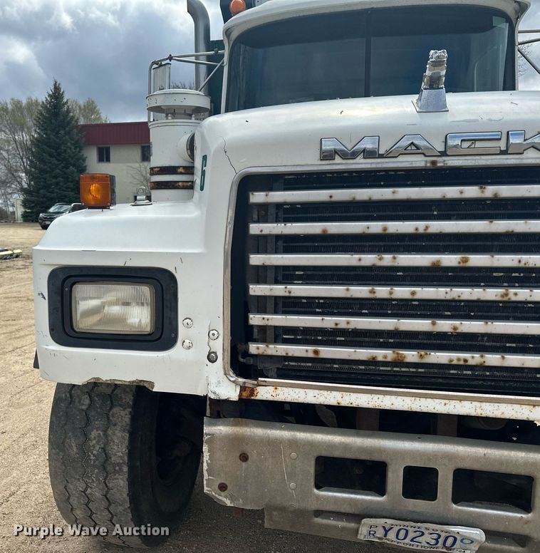 image for item KU9932 1996 Mack RD688S  dump truck