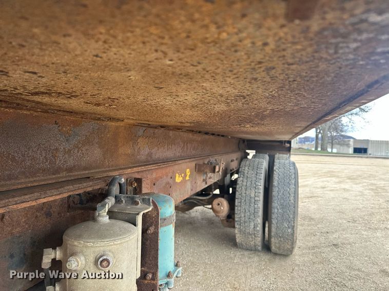 image for item KU9932 1996 Mack RD688S  dump truck