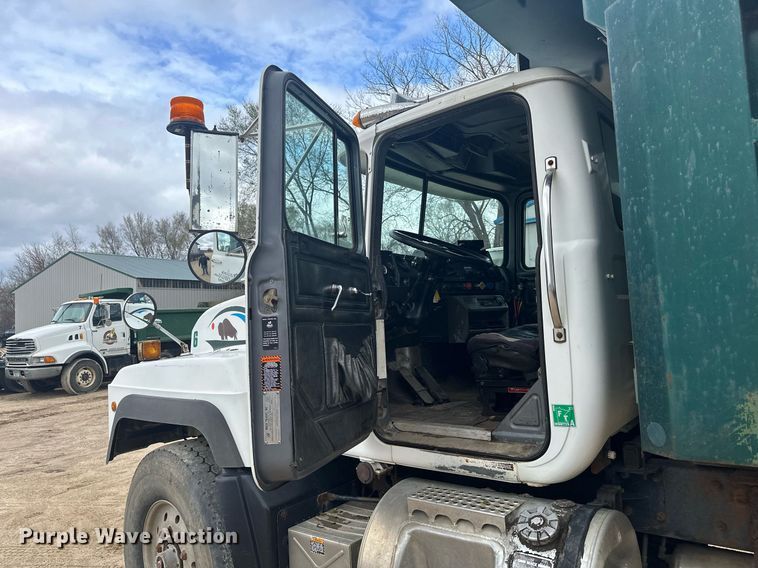 image for item KU9932 1996 Mack RD688S  dump truck