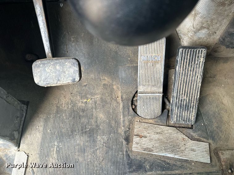 image for item KU9932 1996 Mack RD688S  dump truck