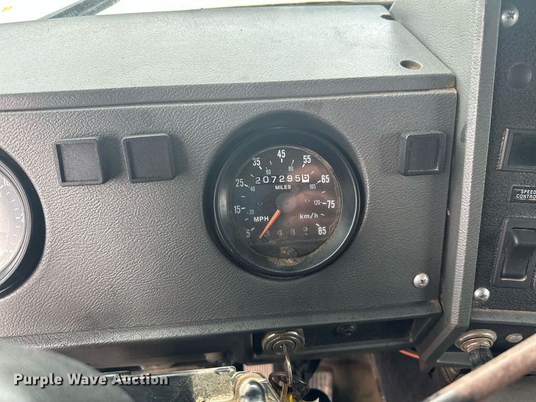 image for item KU9932 1996 Mack RD688S  dump truck