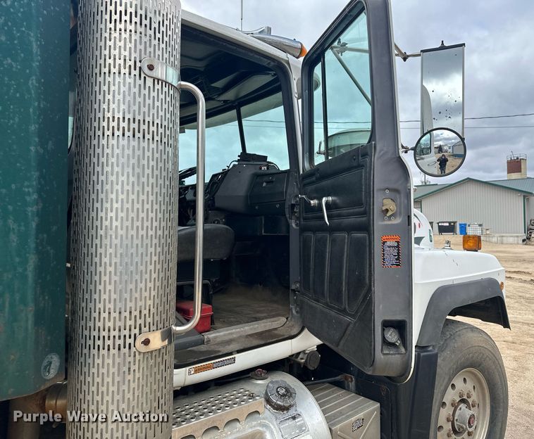 image for item KU9932 1996 Mack RD688S  dump truck