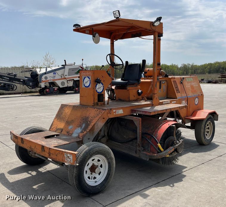 image for item LA9925 1996 Broce RJ300  sweeper