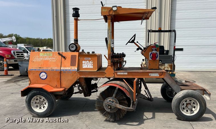 image for item LA9925 1996 Broce RJ300  sweeper