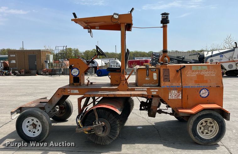 image for item LA9925 1996 Broce RJ300  sweeper