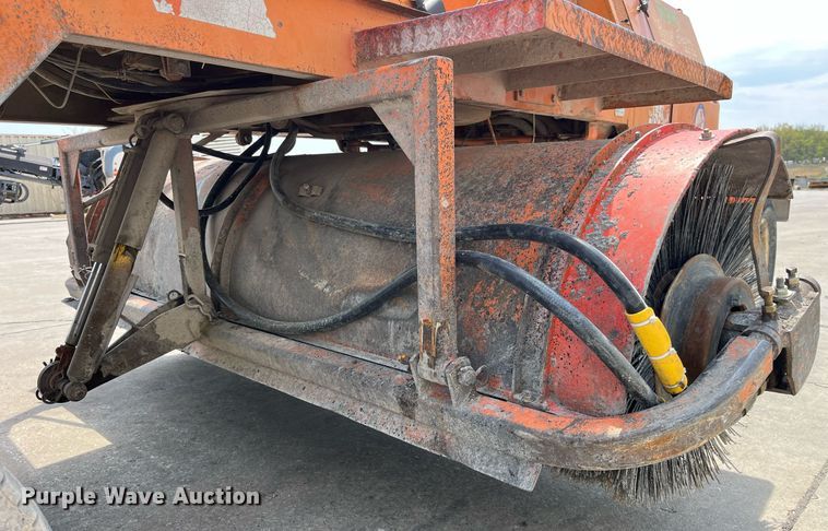 image for item LA9925 1996 Broce RJ300  sweeper