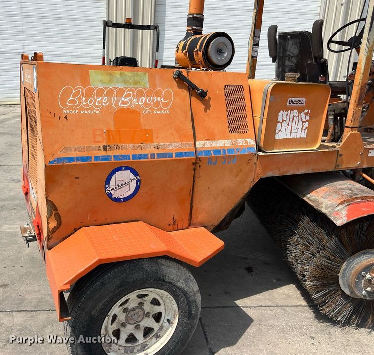 image for item LA9925 1996 Broce RJ300  sweeper