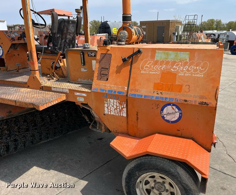 image for item LA9925 1996 Broce RJ300  sweeper