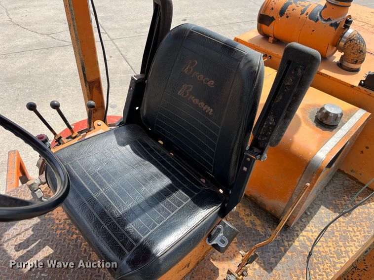 image for item LA9925 1996 Broce RJ300  sweeper