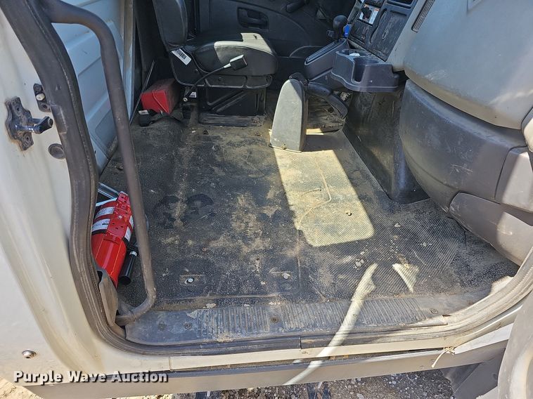 image for item LE9346 2012 International TerraStar  truck cab and chassis