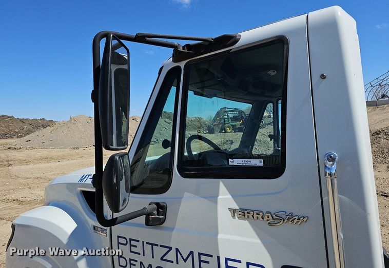 image for item LE9346 2012 International TerraStar  truck cab and chassis