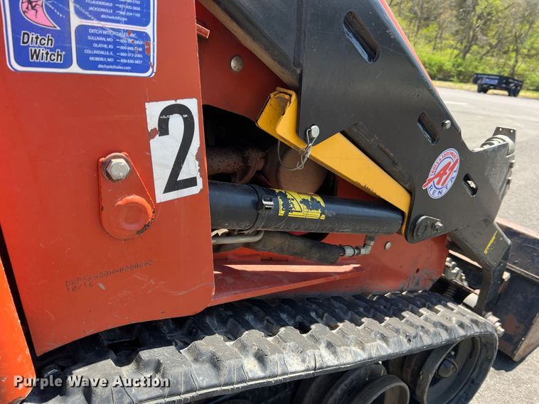 image for item LI9623 2017 Ditch Witch SK600  compact utility loader