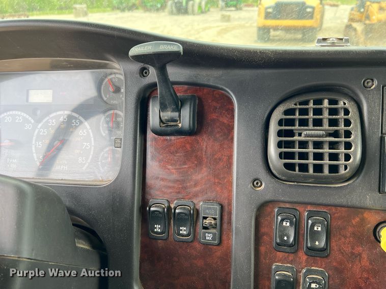 image for item LI9631 2007 Freightliner Business Class M2 112  dump truck