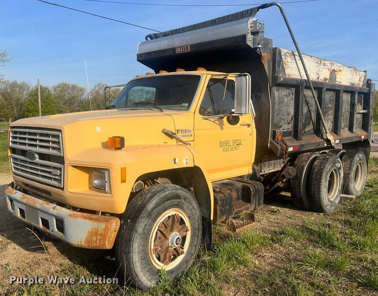 image for item LI9637 1990 Ford FT900  dump truck