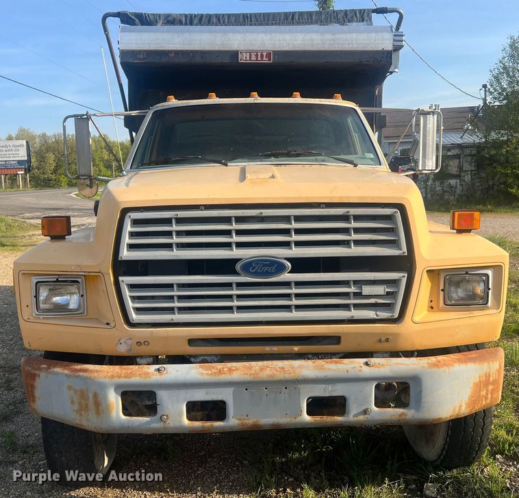 image for item LI9637 1990 Ford FT900  dump truck