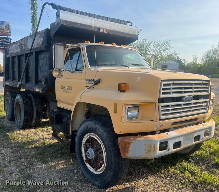 image for item LI9637 1990 Ford FT900  dump truck