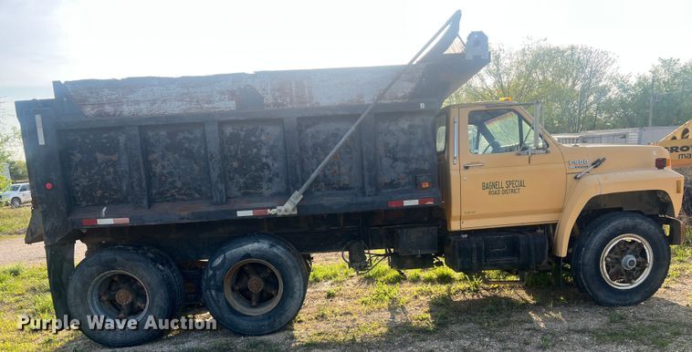 image for item LI9637 1990 Ford FT900  dump truck