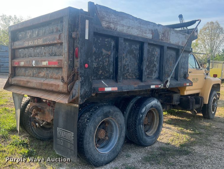 image for item LI9637 1990 Ford FT900  dump truck